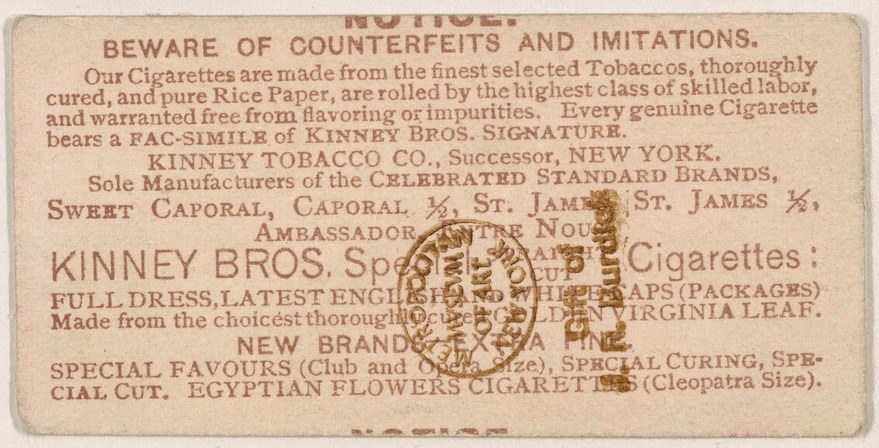 Papier mit schwarzem Text auf einem weißen Hintergrund und einem kreisförmigen Stempel, der "Vorsicht vor Fälschungen und Imitationen - Kinney Bros. Zigaretten" lautet, mit einem schwarzen Rand und einem weißen Zentrum.