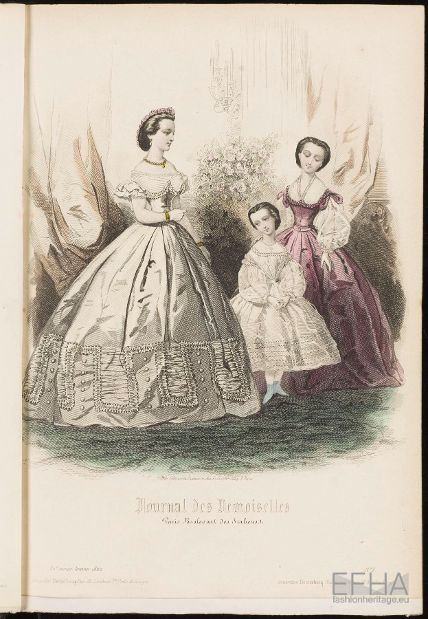 Ein aufgeschlagenes Buch mit einer Zeichnung von drei Frauen in Kleidern, umgeben von Pflanzen und Vorhängen, mit dem Text "Journal des Demoiselles, Paris, Boulevard des Mafenas" unten.