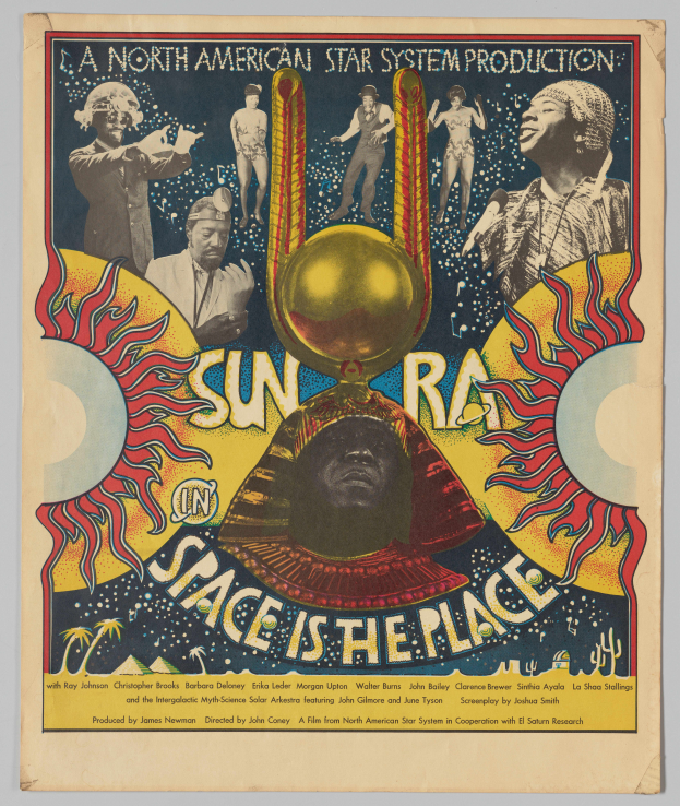 Ein buntes Plakat mit einem gelben Hintergrund, blauer und roter fetter Text, der "Sun Ra in Space is the Place" lautet, und Bilder von lachenden, fröhlichen Menschen, umgeben von einem Sternen- und Planetenrand.