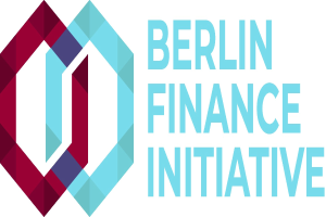 Logo der Berliner Finanzinitiative: ein blauer Kreis mit einer weißen Umrandung und einem weißen "B" in der Mitte, umgeben von einem weißen Ring mit einem blau-weißen Karomuster, auf einem weißen Hintergrund mit fetter schwarzer Schrift, die "Berliner Finanzinitiative" liest.