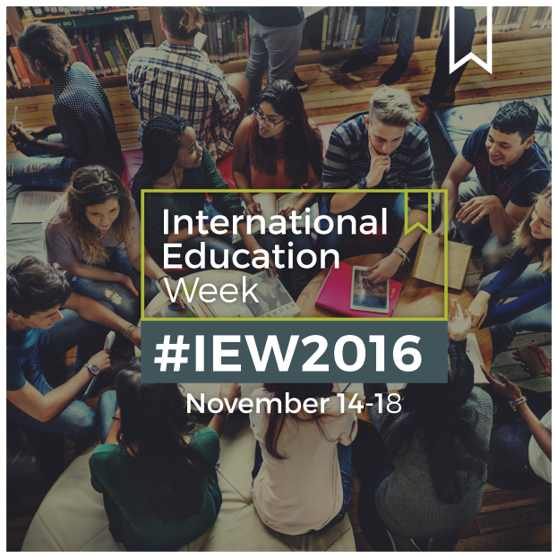 Eine Gruppe von Menschen sitzt um einen Tisch mit Büchern und anderen Gegenständen, umgeben von Bücherregalen, die mit Büchern gefüllt sind, mit dem Text "International Education Week IEW 2016" oben.