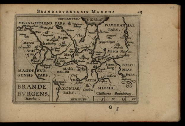 Ein altes Buch mit einem schwarzen Hintergrund, das eine detaillierte Karte der Brandenburg-Region Deutschlands zeigt, einschließlich Flüsse, Berge und Städte, sowie begleitenden Text mit zusätzlichen Informationen.