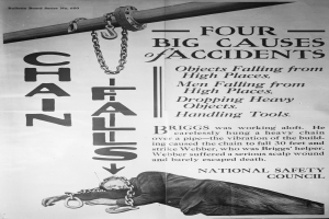 Schwarzes und weißes Plakat mit der Aufschrift "Vier große Unfallursachen" mit einem Bild einer Person auf einem Pfahl mit Ketten.