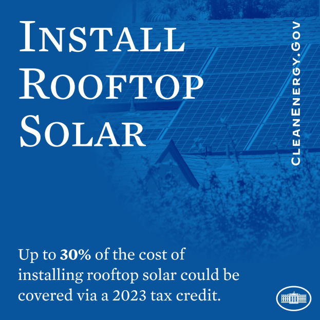 Plakat mit Text über einen 2023-Steuerkredit, der bis zu 30 % der Kosten für die Installation von Dachsolar übernimmt, mit B├Ąumen und einem Geb├Ąude mit Solarpanelen im Hintergrund.