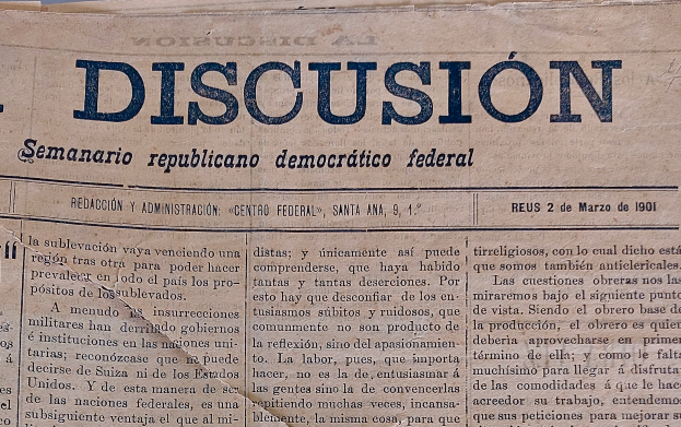 Eine gelbliche, leicht zerknitterte Zeitung mit der Aufschrift "Diskussion" in schwarzer Tinte, die die Schlagzeile "Semanario Repúblicano Democrático Federal" trägt.