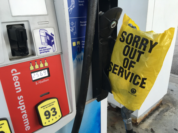 Tankstelle mit einem "Sorry Out of Service" Schild und einer gelben Abdeckung, die darauf hinweist, dass es sich um einen Kraftstoffspender handelt.