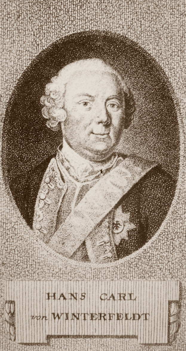 Schwarz-weiß-Portr├Ąt von Hans Carl von Winterfeldt mit ernster Miene und Text unten.