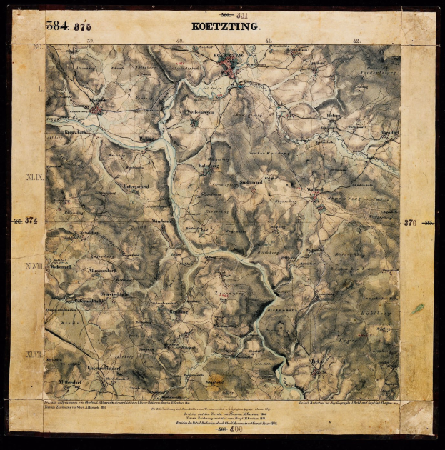 Alte topografische Karte von Koeetztung, Deutschland, mit schwarzem Hintergrund, die Berge, Flüsse, Städte und geografische Details zeigt.