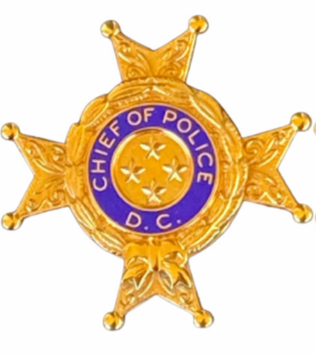 Ein Polizeistern mit der Aufschrift "Chef der Polizei" vor einem weißen Hintergrund.