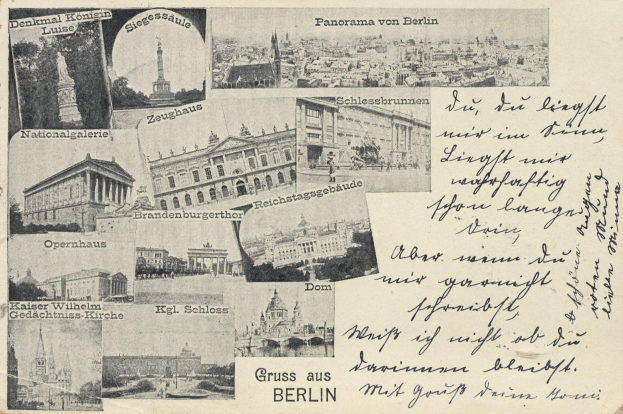 Eine alte Postkarte mit mehreren Bildern von Berlin, darunter Architektur, Grünflächen und eine Statue, mit handgeschriebener Schrift.