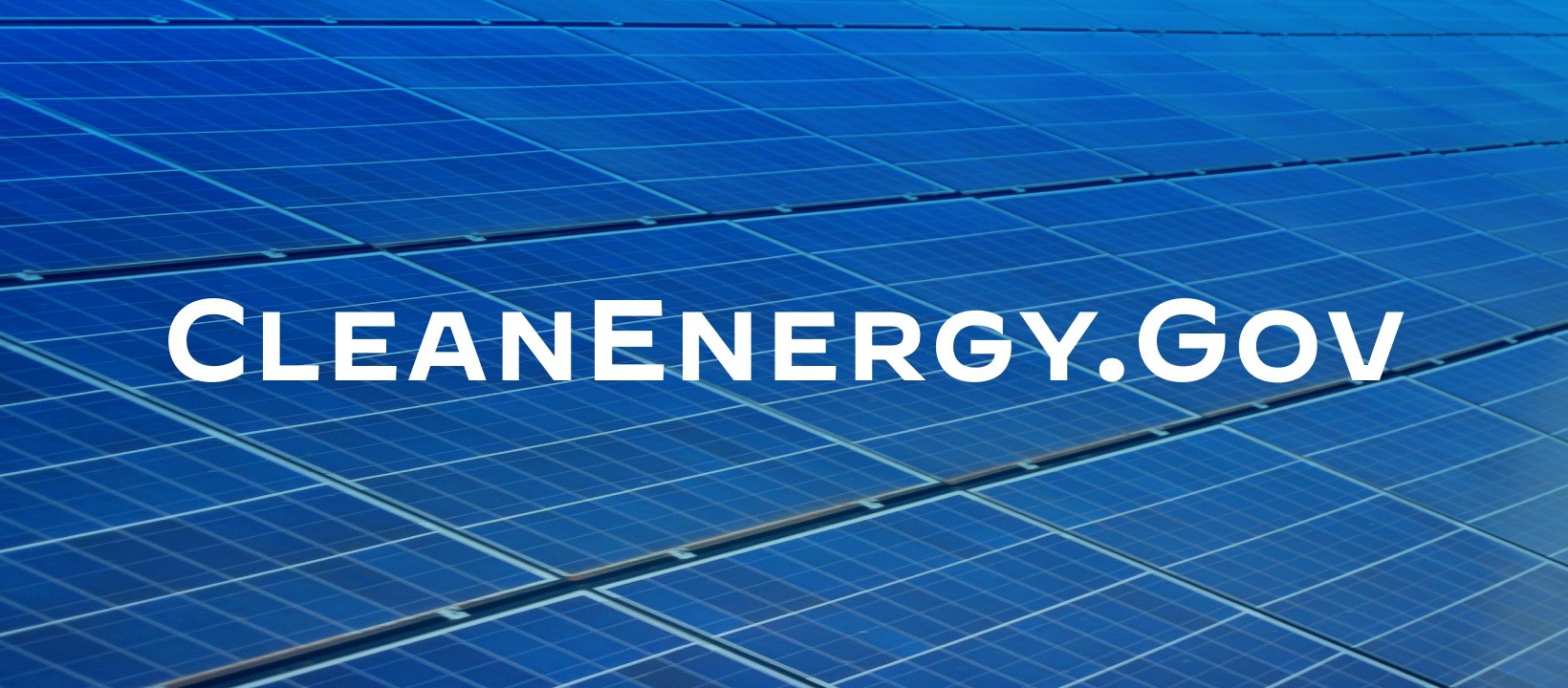Blaue Solarpaneel mit weißer Schrift "Clean Energy Gov" in der Mitte in einem Gitterarrangement.