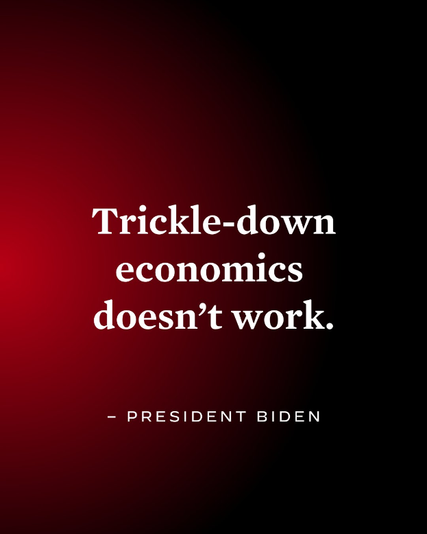 Ein Plakat mit fetter, schwarzer Schrift auf einem weißen Hintergrund, das "Trickle-Down Economics Doesn't Work" lautet, eingerahmt von einem schmalen schwarzen Rand und einschließlich eines Zitats von Präsident Biden.