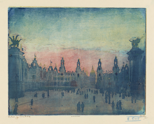 Ein Bild einer belebten Stadtplatz mit Menschen, umgeben von Gebaeuden und Statuen, mit Text unten.