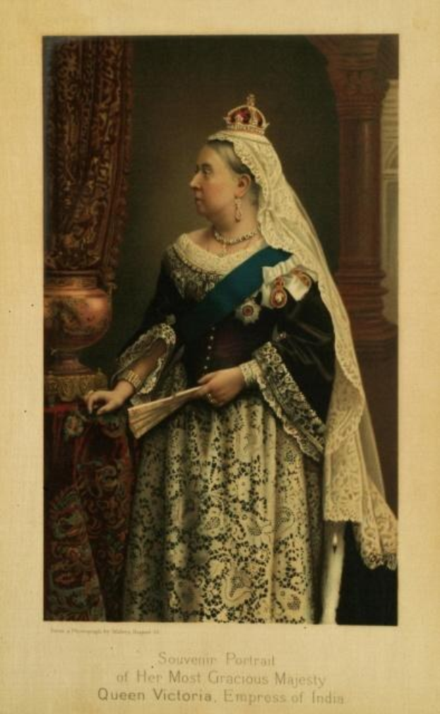 Schwarzes und weißes Foto von Queen Victoria, Kaiserin von Indien, in königlicher Kleidung mit einer Krone, die vor einer Säule und einem Vorhang steht, mit dem Text "Souvenir-Porträt Ihrer Majestät" unten.