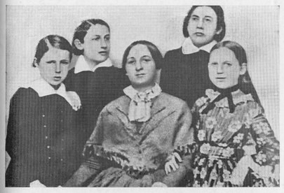 Schwarzes und weißes Foto einer vielfältigen Gruppe von Frauen aus der Frauenwahlrechtsbewegung, mit einer Frau in der Mitte sitzend.