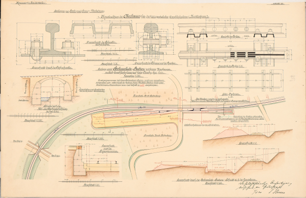 Ein altes Buch mit einer detaillierten Zeichnung einer Eisenbahnstrecke, umgeben von Text und anderen Illustrationen, das einen Überblick über ein Eisenbahnnetz bietet.
