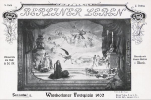 Schwarzes und weißes Foto einer Bühne mit Darstellern in traditioneller deutscher Tracht während der 'Wiesbadener Festspiele 1902', mit einem applaudierenden Publikum im Hintergrund.
