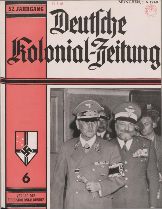 Buch mit dem Titel 'Deutsches Kolonial-Feitung', datiert auf November 1940, zeigt Adolf Hitler auf dem Cover, gehalten von einer Person umgeben von anderen mit Mützen.