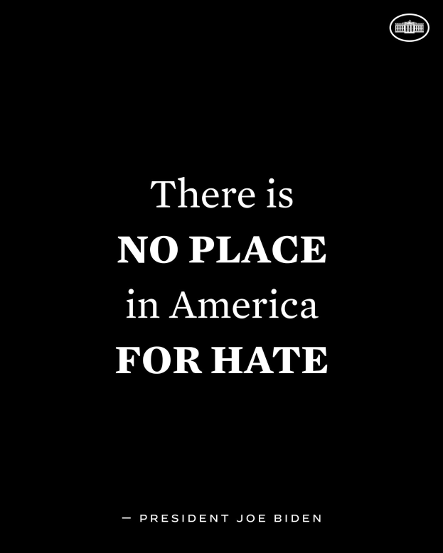 Ein schwarzer Hintergrund mit fetter weißer Schrift, die den Satz 'Es gibt keinen Platz in Amerika für Hass' zitiert - ein Zitat von Präsident Joe Biden.