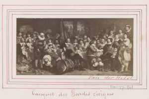 Lebendige Versammlung von Menschen in traditioneller Kleidung um einen Tisch mit Gegenständen, mit dem Text "Banquet des Soroles Civiques" unten.