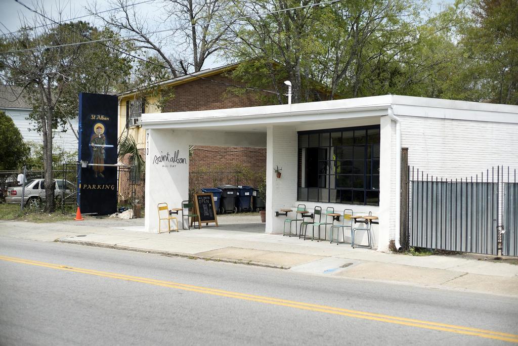 Ein Restaurantgebäude, das an einer Straße entlang verläuft, mit Bäumen im Hintergrund.