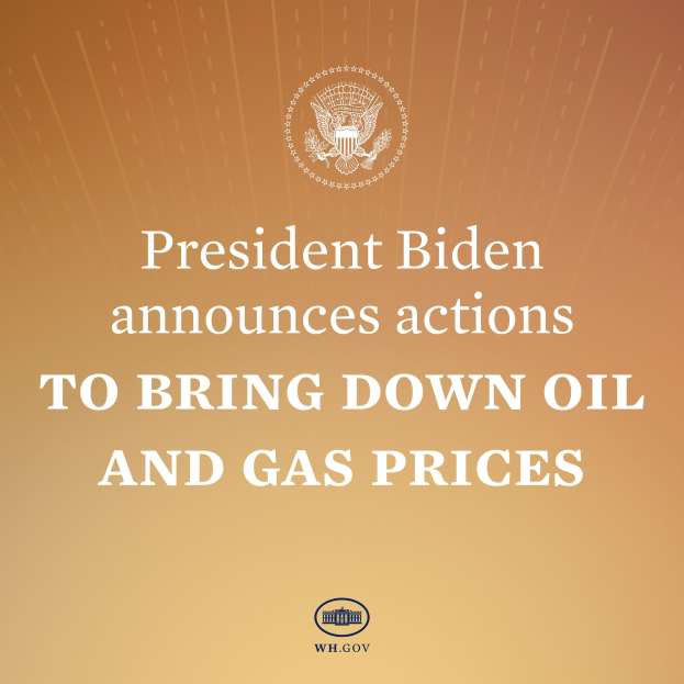 Präsident Biden an einem Rednerpult, auf dem er Maßnahmen zur Verringerung von Öl- und Gaspreisen ankündigt, mit einem Plakat im Hintergrund.