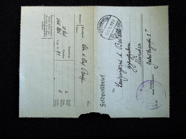 Zwei deutsche Passstempel auf einem alten Dokument vor einem schwarzen Hintergrund.