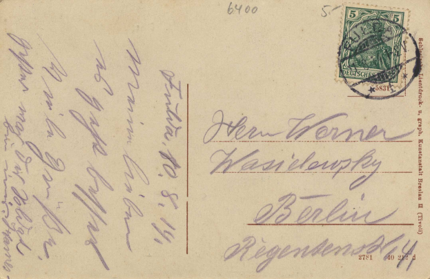 Alter Umschlag mit einer Briefmarke, die an Berlin, Deutschland adressiert ist und den Text "Berlin" und die Nummer "5c" trägt.