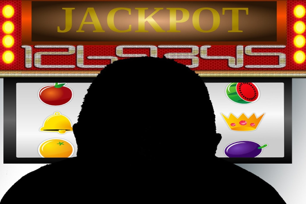 Ein Mann spielt an einem Slot-Automaten mit der Anzeige "Jackpot", umgeben von einer Tafel mit Text und Fruchtbildern, was auf ein Online-Casinospiel hinweist.