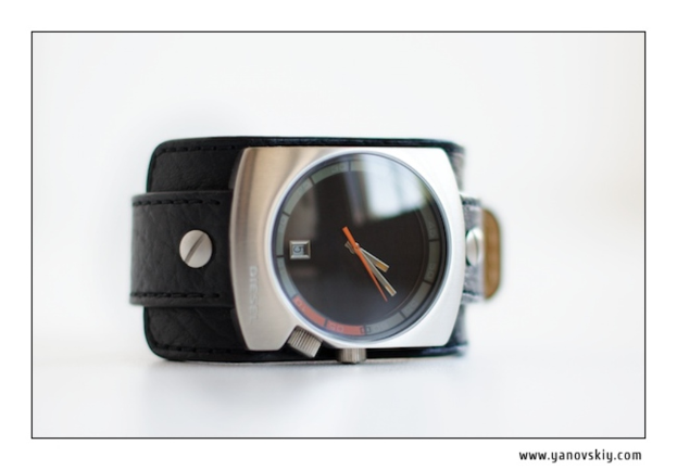 Ein bearbeitetes Bild mit einer Uhr, zwei Stellenangeboten, einem Lederriemen und Text in der unteren rechten Ecke.