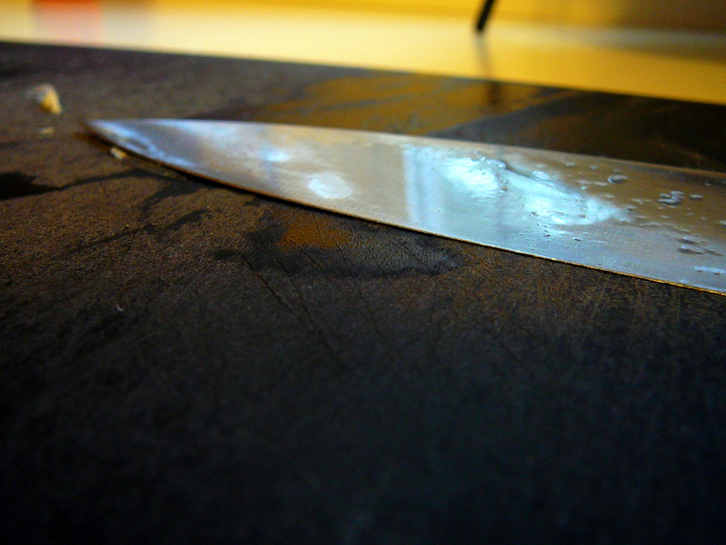 Ein Messer auf einem Tisch.