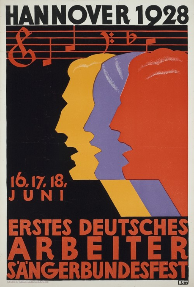 Plakat für das Hannover 1928 Erste Deutsche Arbeiter Sängertag, das drei Personen in der Mitte zeigt und Text enthält, der Informationen zum Ereignis bereitstellt.