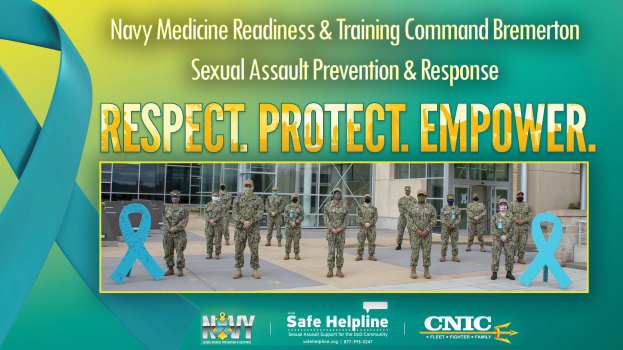 Plakat mit Navy-Angehörigen in Uniform vor einem Gebäude, Text zum Navy Medicine Readiness & Training Command Bremertons Sexual Assault Prevention & Response Programm.