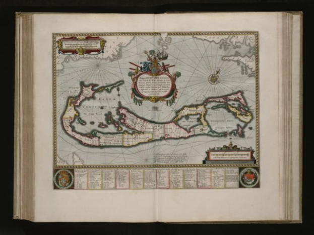 Offenes Buch mit einer Landkarte der Britischen Jungferninseln in der Mitte, umgeben von Text und Bildern, vor einem dunklen Hintergrund.