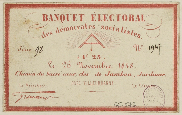 Alter Umschlag mit rotem Rand, der ein Siegel und den Text 'Banquet Electoral des Democrats Socialists' trägt.