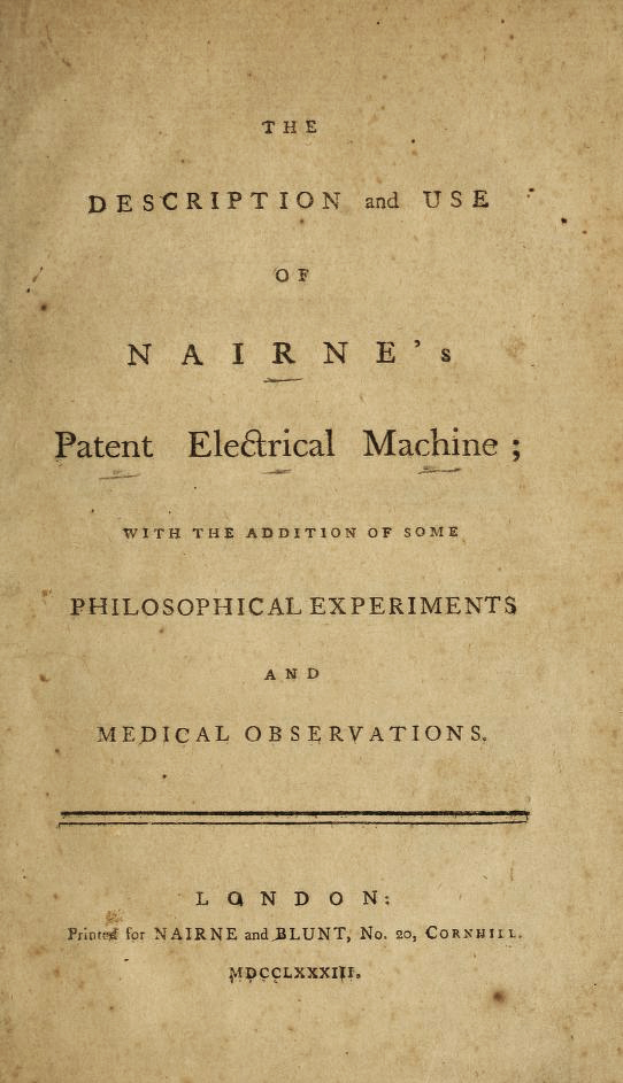 Ein altes Buch mit dem Titel "Die Beschreibung und Verwendung der Nairnes Patent Electrical Machine mit einigen philosophischen Experimenten und medizinischen Beobachtungen" ist geöffnet und zeigt eine Textseite.