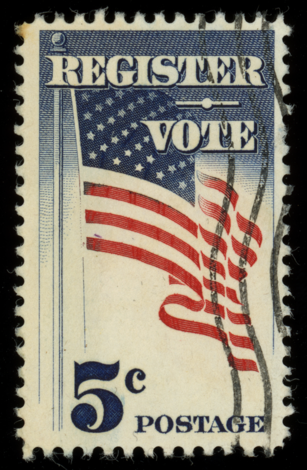 Eine Briefmarke mit einer amerikanischen Flagge in der Mitte, darüber in fetter weißer Schrift 'Register Vote' geschrieben, vor einem schwarzen Hintergrund.
