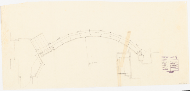 Ein detailliertes Gebäudeplan mit einem Parkhotel-Entwurf und begleitendem Text.