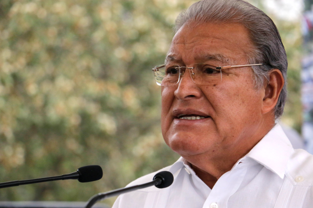 Ein Mann in weißem Hemd und Brille spricht in ein Mikrofon, wahrscheinlich in Reaktion auf eine Entscheidung des Obersten Gerichts.