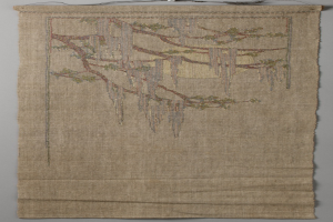 Ein Stoffteppich mit einem leuchtenden, detaillierten Baumdesign hängt an einer Wand.