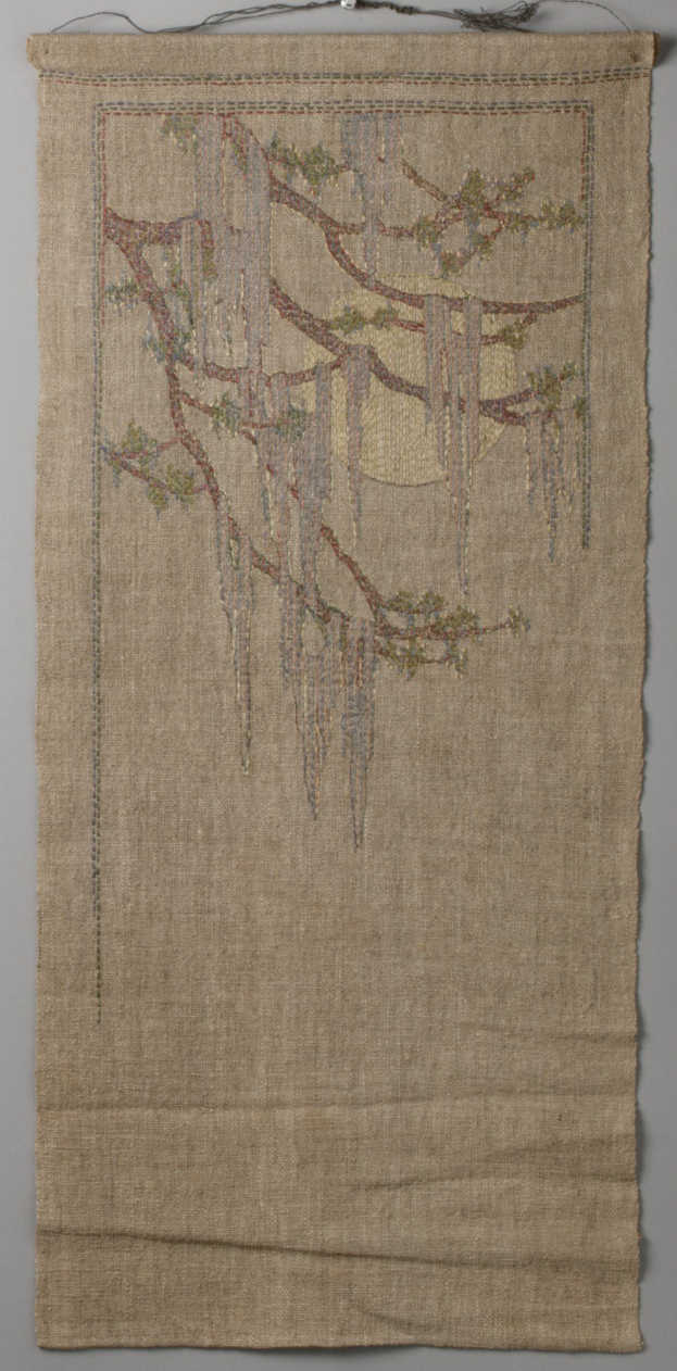 Ein Stoffteppich mit einem leuchtenden, detaillierten Baumdesign hängt an einer Wand.