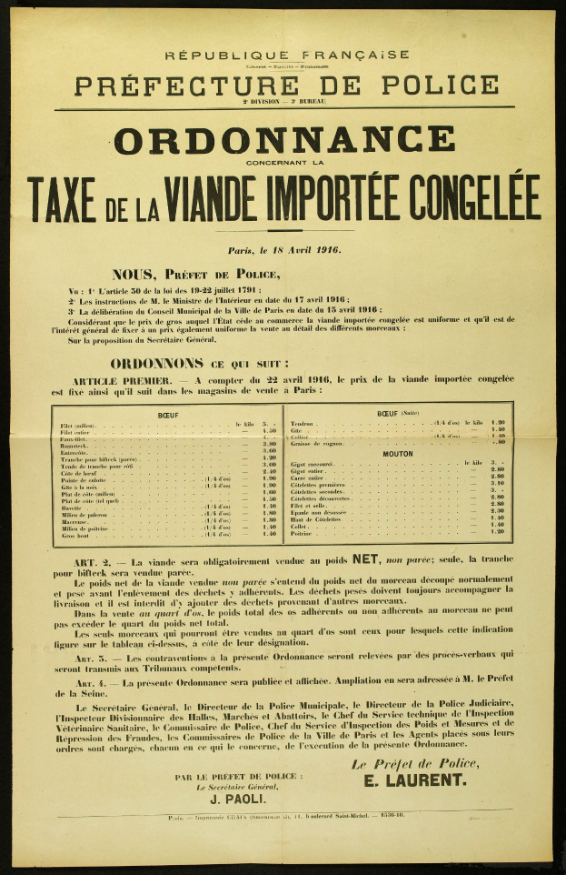 Ein altes, leicht zerknittertes Steuerformular mit weißer Schrift auf schwarzem Hintergrund, das Details wie Datum, Uhrzeit und Ort in einer sauberen, lesbaren Schriftart anzeigt.