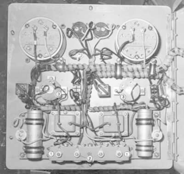 Schwarz-weiß-Foto eines Heterodyn-Empfängers mit einer Leiterplatte und angeschlossenen Komponenten.