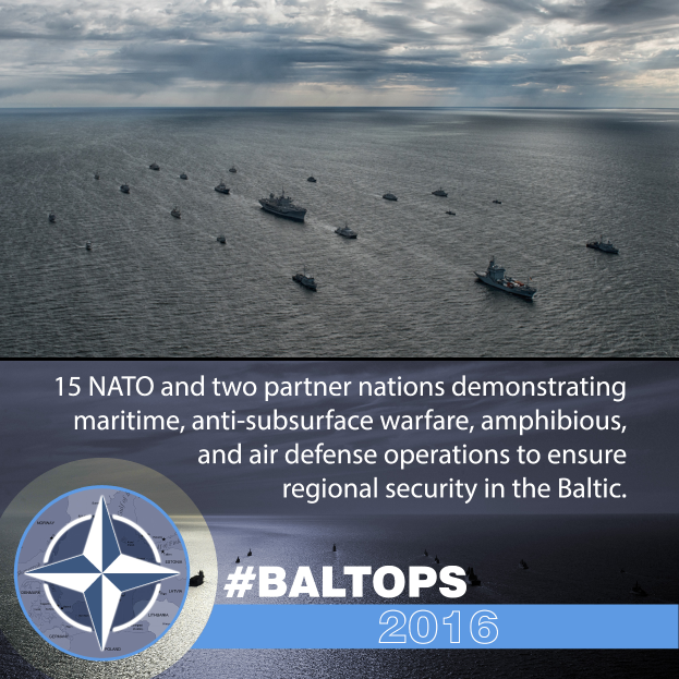 Eine Gruppe von Schiffen auf dem Wasser mit einem bewölkten Himmel im Hintergrund und einem Text unten, der "15 NATO und zwei Partnerländer maritime, anti-unterwasserkriegsführung, amphibische und luftverteidigung Operationen durchführen, um die regionale Sicherheit im Baltikum zu gewährleisten" neben einem Logo angibt.