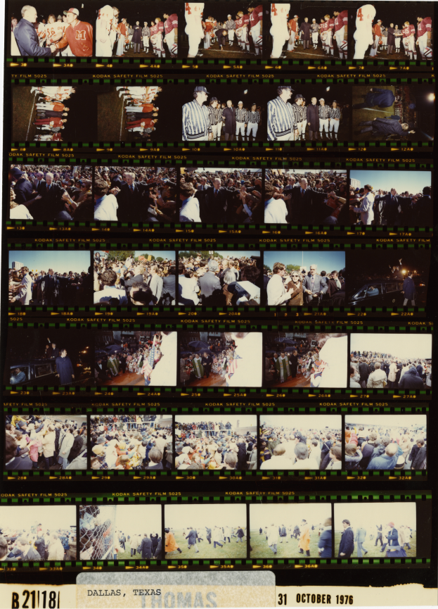 Ein Filmstreifen mit einem Raster von lockeren Porträts von Menschen verschiedenen Alters und Geschlechts, mit Text unten.