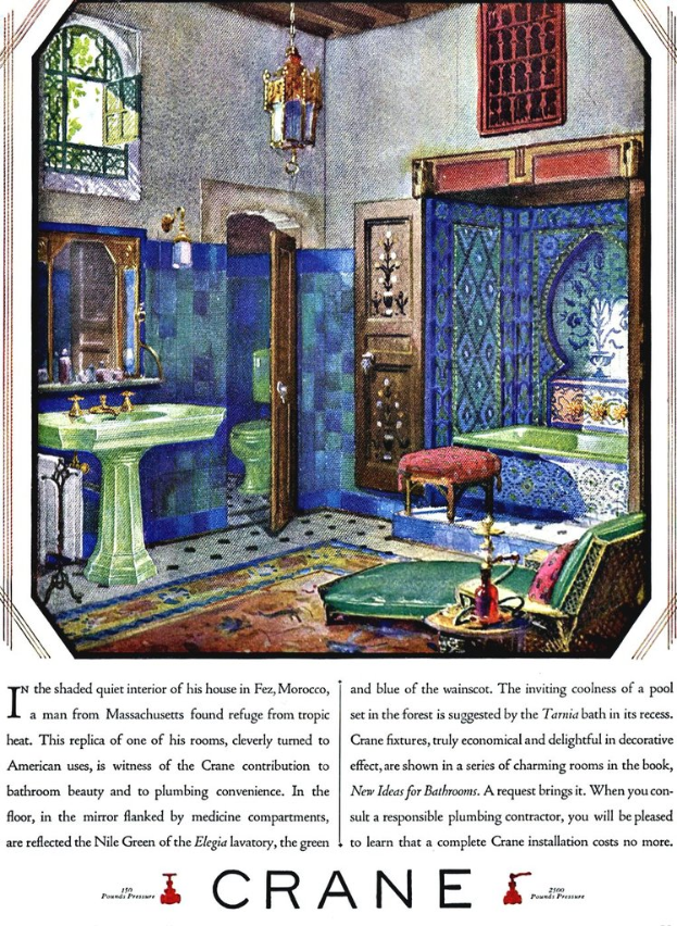 Eine Badezimmerszene mit Waschbecken, Wasserhahn, Spiegel, Lampe, Fenster, Tür, WC, Hocker, Stuhl, Badewanne und einem Teppich, dargestellt in einer Buchillustration mit gedrucktem Text.