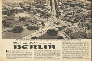 Schwarz-weiß-Fotografie einer alten Zeitungsseite mit einer Stadtansicht, die Gebäude, Bäume und Fahrzeuge sowie Text zeigt.