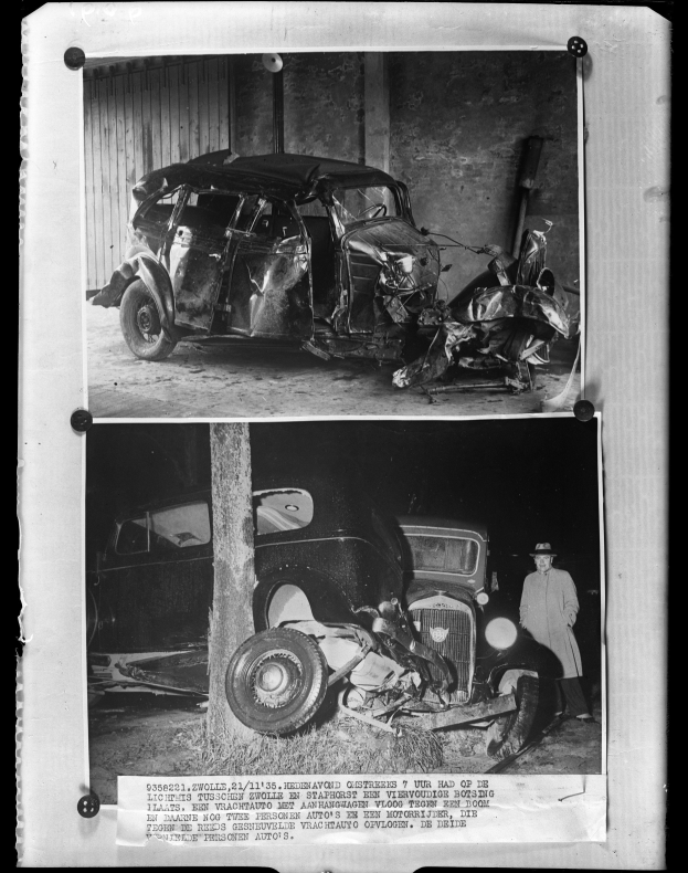 Ein Schwarz-Weiß-Foto eines beschädigten Autos mit einer Person daneben, mit Text unten auf dem Bild.