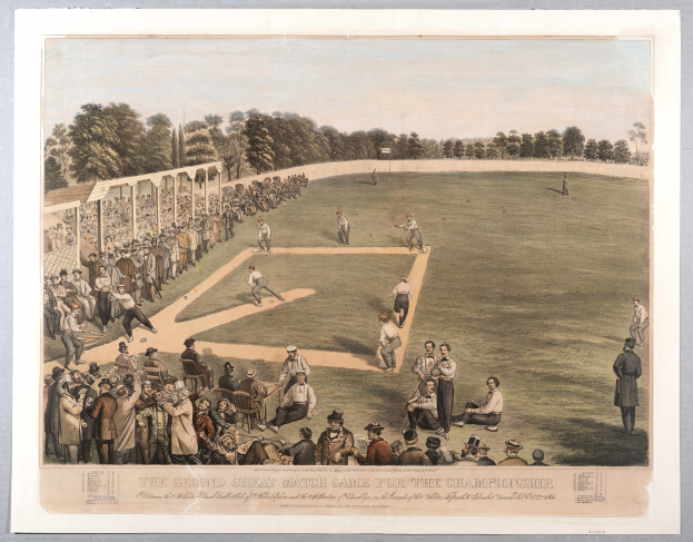 Gruppe von Menschen, die Cricket auf einem grasbewachsenen Feld mit Bäumen im Hintergrund und einem klaren blauen Himmel spielen, Text unten lautet "Das zweite große Meisterschaftsspiel".